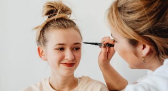 Matita per sopracciglia effetto pelo: devi usarla così per un risultato top