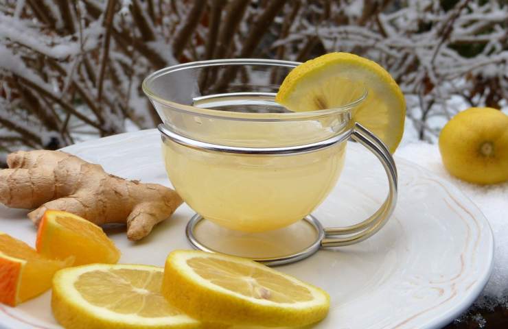 Acqua calda e limone benefici