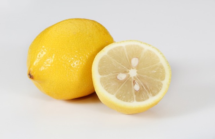 Acqua calda e limone benefici