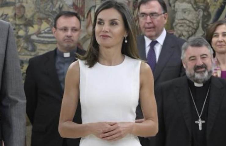 Letizia di Spagna tailleur bianco