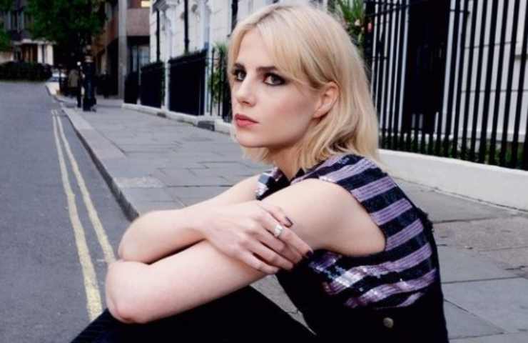 Lucy Boynton capelli rossi