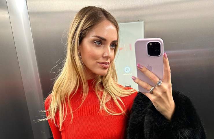 Chiara Ferragni gonna plissettata must inverno 2023