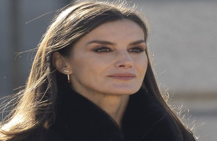 Letizia di Spagna look glamour gonna broccato