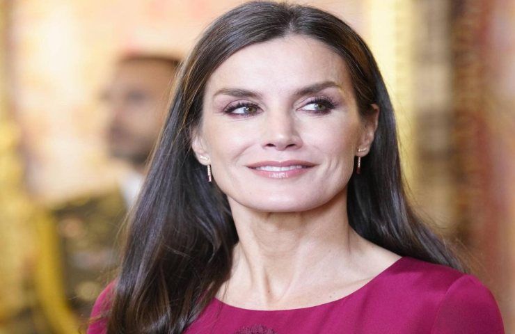 Letizia di Spagna abito riciclato rubino sostenibilità