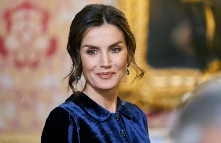 Letizia di Spagna stile collegiale maglioncino con colletto ricamato - Haircare.it