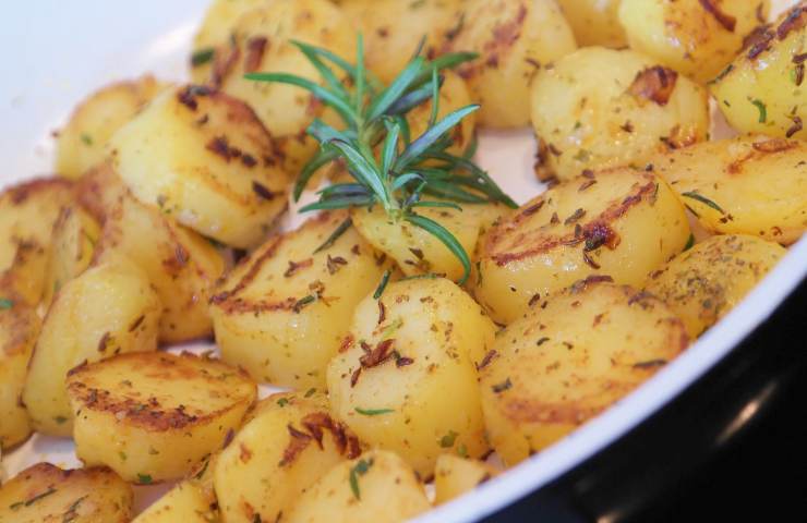 contorno veloce con 2 ingredienti patate al rosmarino