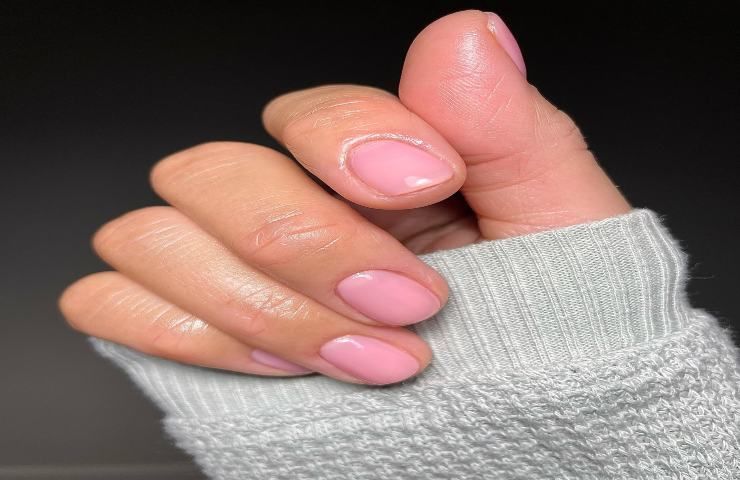 lip gloss nails tendenza manicure nude 2023