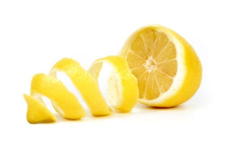 Bucce di limone mettile sulla finestra contro le mosche