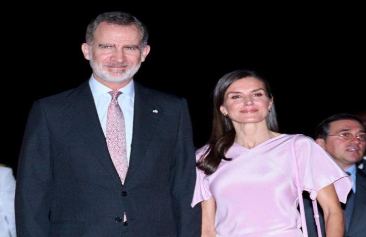 Letizia di Spagna sconvolge la folla look rosa