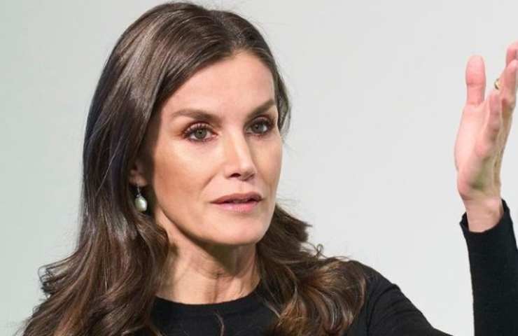 letizia spagna look rosso