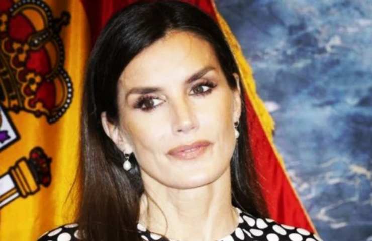 letizia spagna look rosso