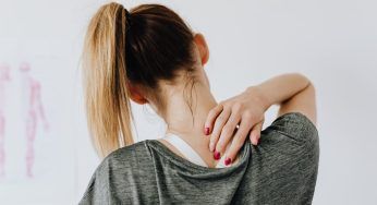 Peso della borsa, fa davvero male alla schiena? Parla l’osteopata…