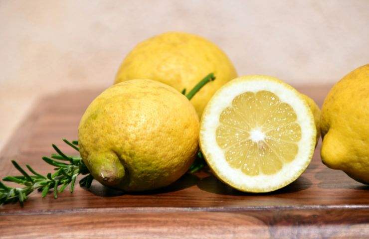 acqua sale limone rimedi economico anti ruggine