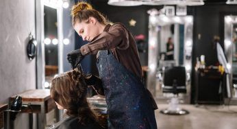 Capelli da scuro a color ghiaccio, quali rischi si corrono? I parrucchieri non lo dicono