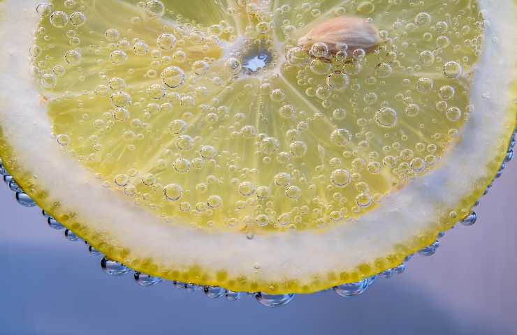 acqua limone perdere peso