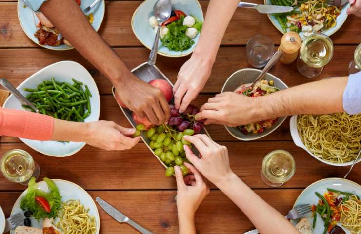 mangiare con amici