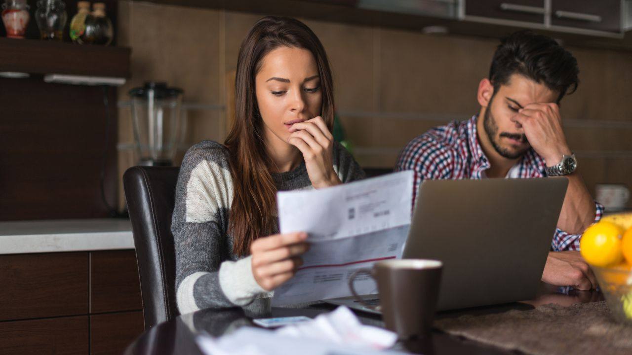 Aumento delle bollette: la crisi di fine mese