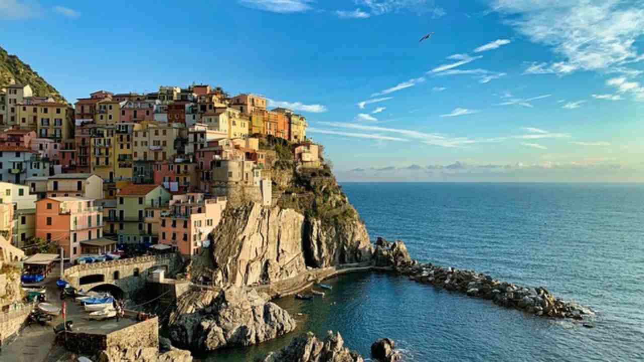 I borghi italiani sul mare dove l'estate non ha mai una fine 