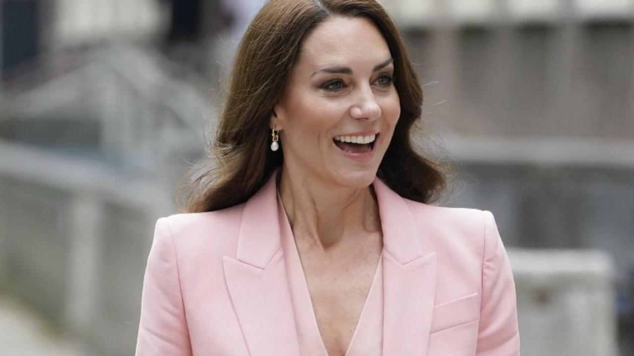 Kate Middleton, frangia a tendina e giacca must-have