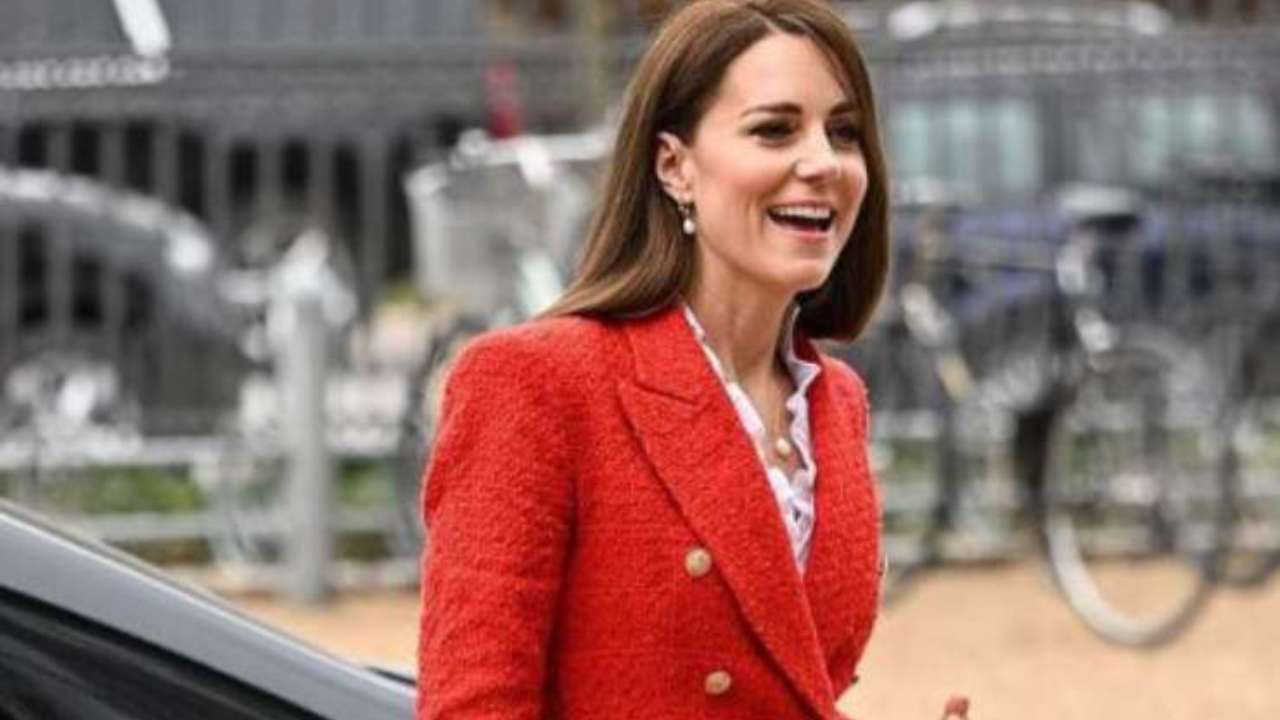 Kate Middleton, regina di stile: la frangia a tendina e il blazer must-have