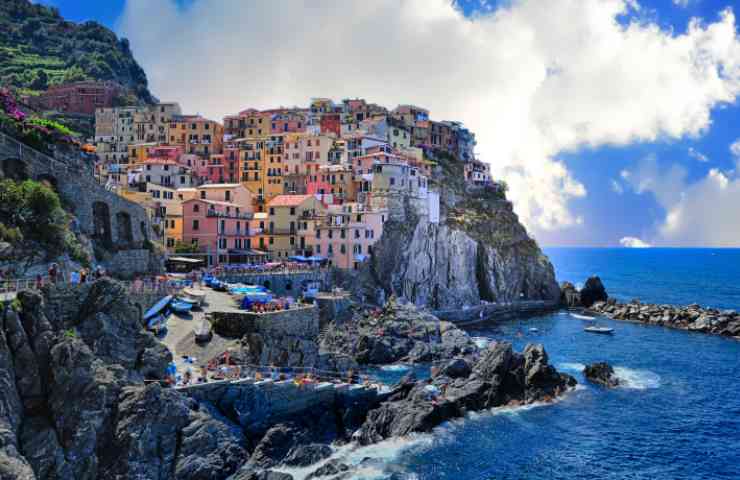 L'estate è ormai giunta al capolinea, ma in questi borghi sul mare sembra non finire mai