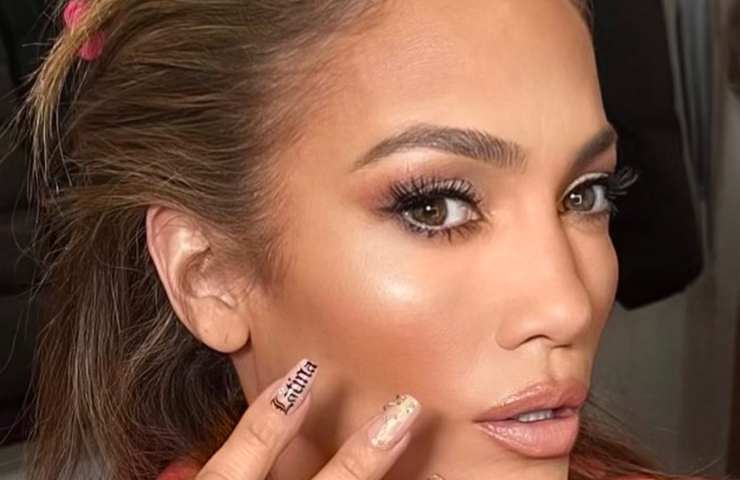 Jennifer Lopez svela il suo mascara voluminizzante preferito