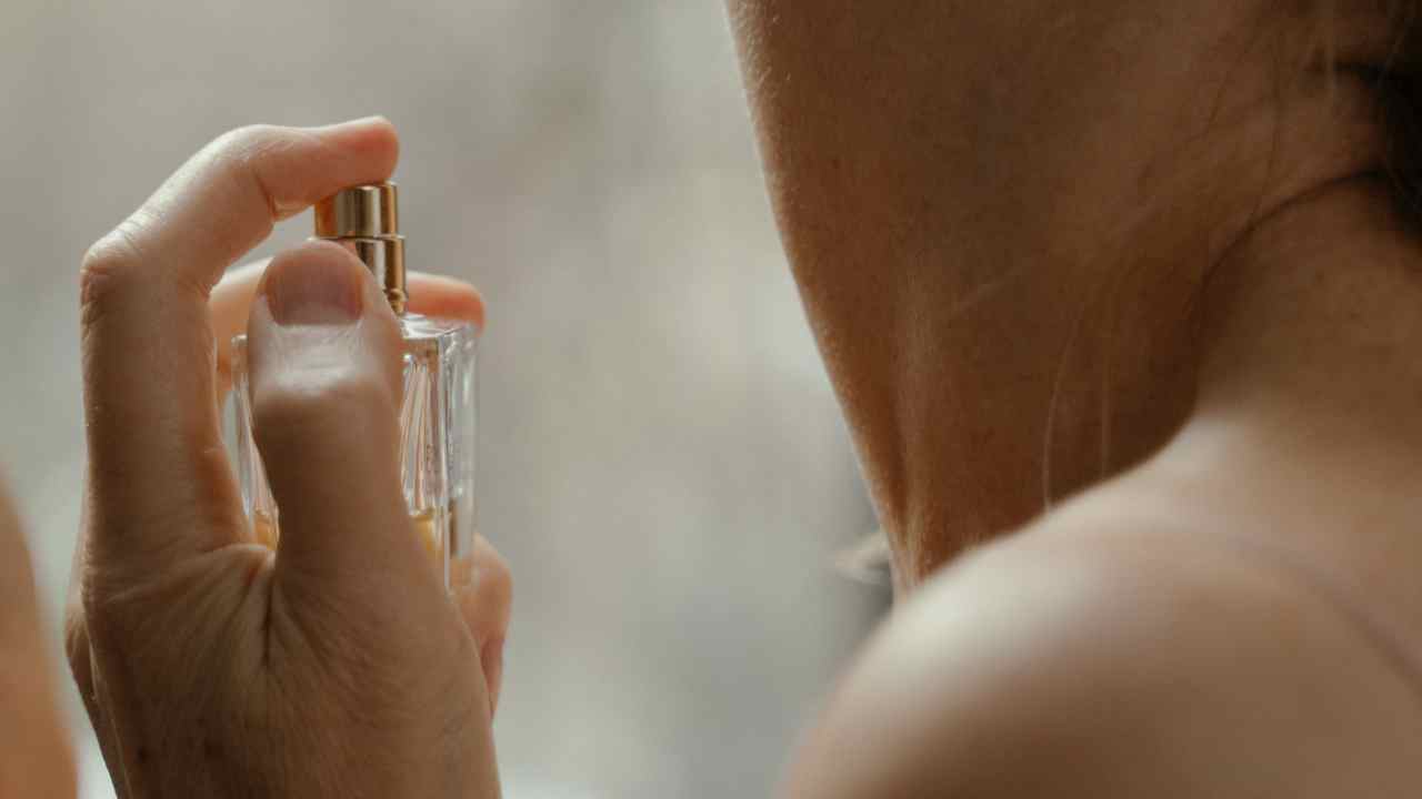 Come spruzzare il profumo in modo corretto: quasi tutti sbagliano