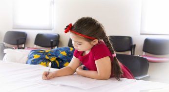Bambino che non vuole fare i compiti, come comportarsi