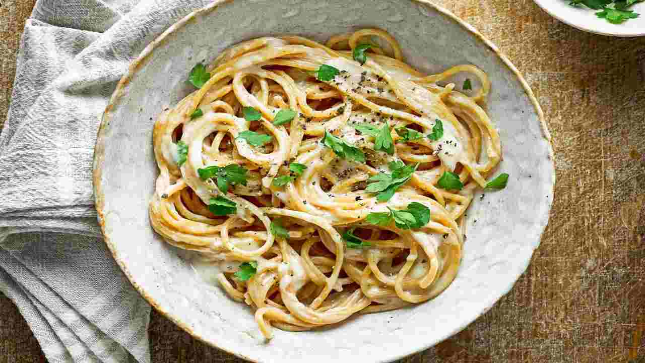 fettuccine Alfredo burro parmigiano panna e prezzemolo