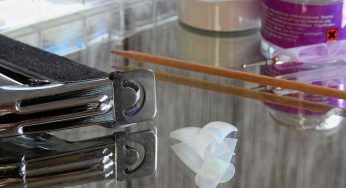 Rimuovere lo smalto senza acetone: con bicarbonato e limone risolvi in un istante