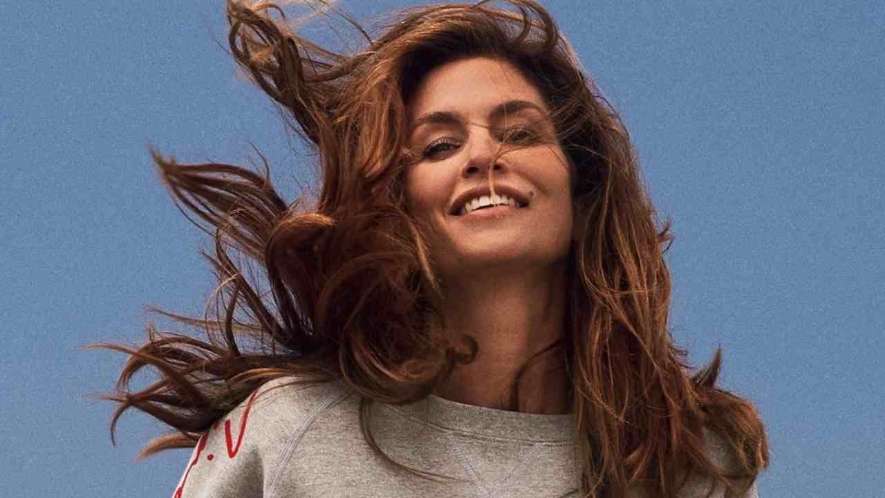 Cindy Crawford non ha mai tagliato i capelli: il motivo ti sconvolgerà