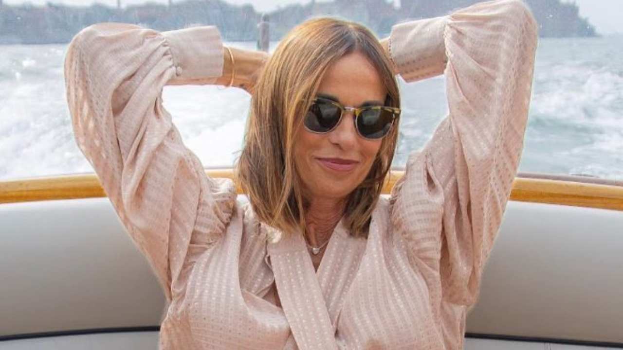 Cristina Parodi, regina di stile: il suo blazer è un'ispirazione da copiare