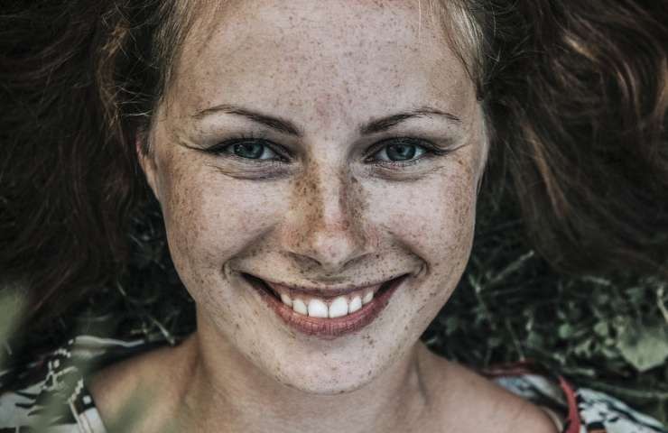 ragazza con denti bianchi 