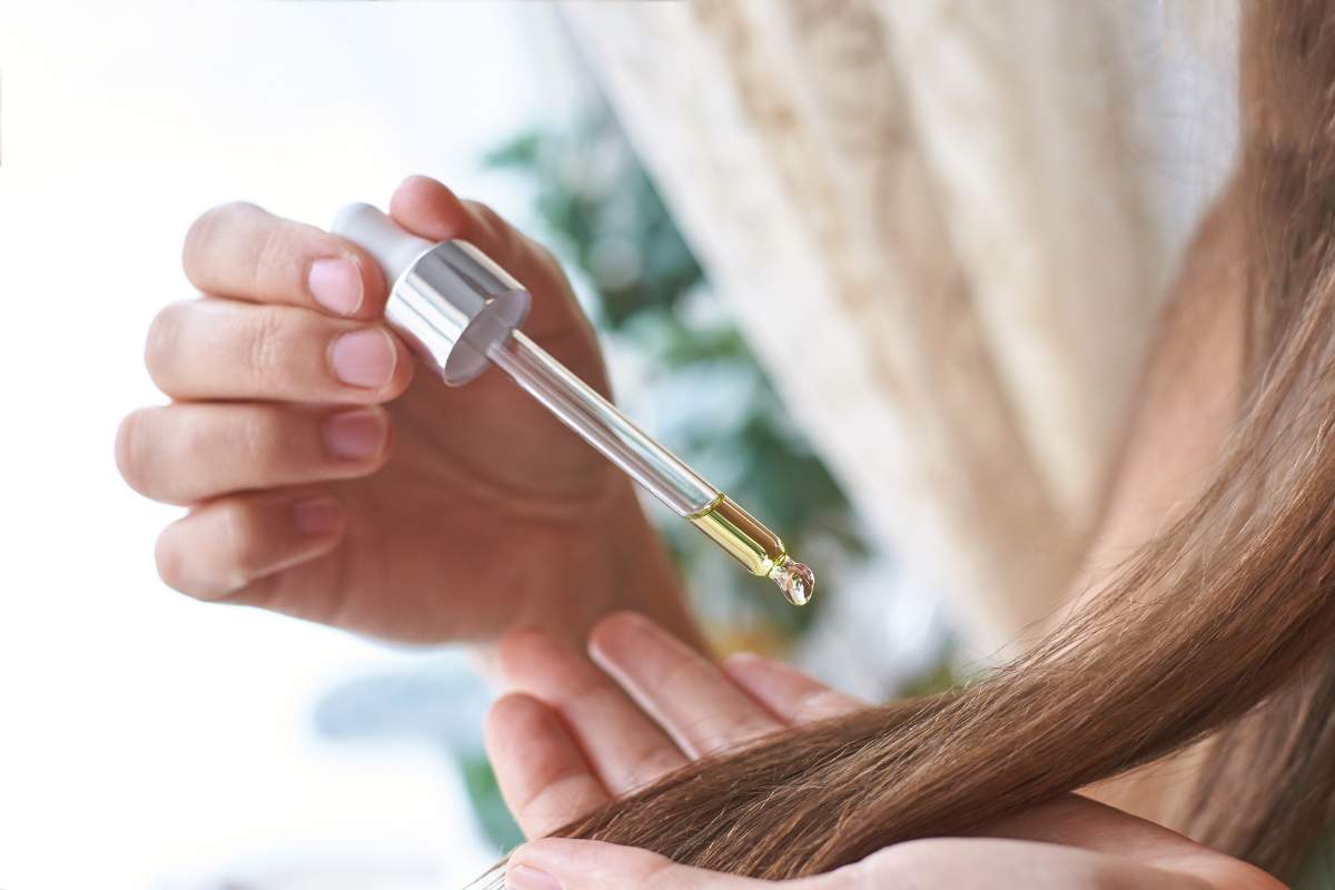 Usare l'olio per far risplendere i capelli