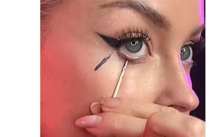 trucco Halloween clown con eyeliner 