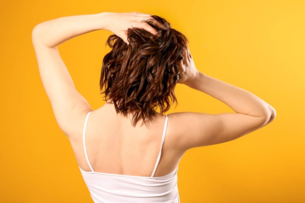 ragazza con capelli corti