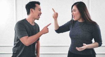Narcisisti, come tenerli alla larga: i comportamenti che devono allarmarti