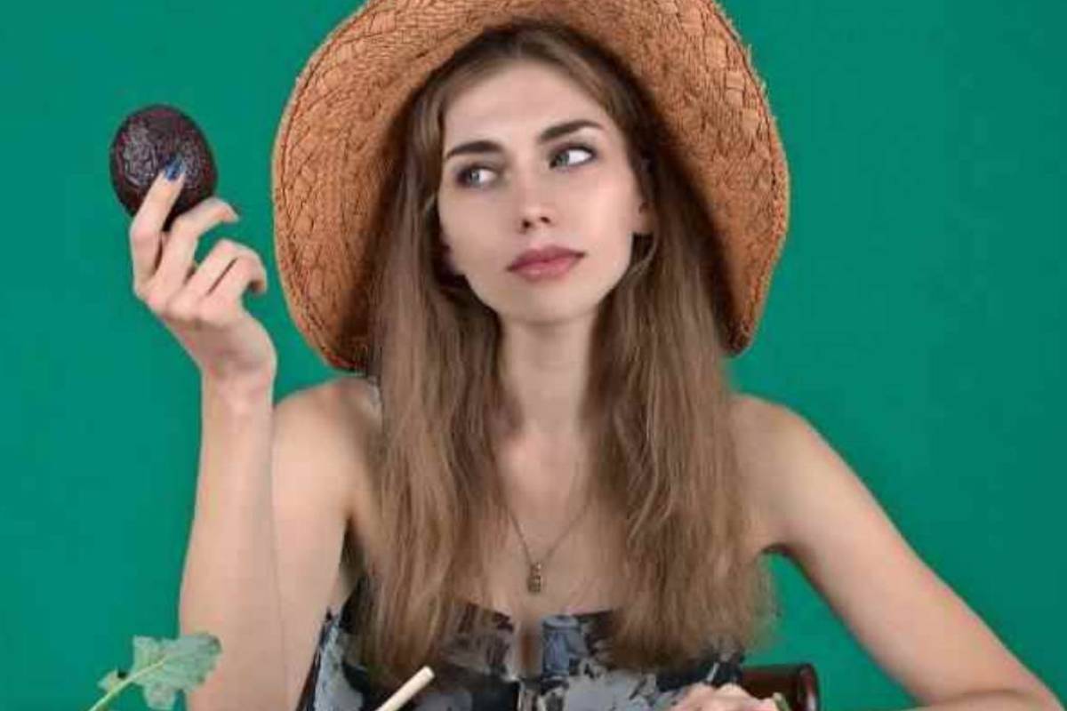 ragazza che consuma un avocado