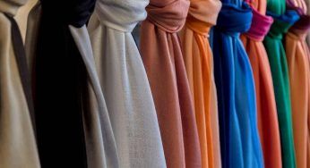 Capelli grassi ma zero voglia di lavarli? Risolvi il problema con una sciarpa