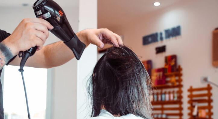 Asciugacapelli professionali: caratteristiche tecniche e impatto sulla salute dei capelli